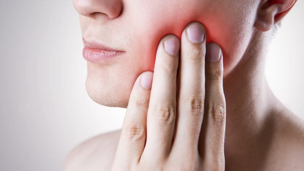 التهاب دندان بر اثر عوارض ایمپلنت دندان